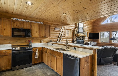 Boyne City Cabina | Ambiente tranquilo en el bosque en Boyne Mountain, ¡Pendientes al otro lado de la calle!