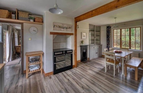 Wraxall Casa | Tranquil Woodland Cottage, 10 Min Drive to Clifton
