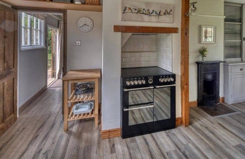 Wraxall Casa | Tranquil Woodland Cottage, 10 Min Drive to Clifton