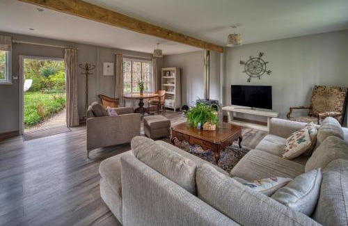Wraxall Casa | Tranquil Woodland Cottage, 10-Min Drive to Clifton