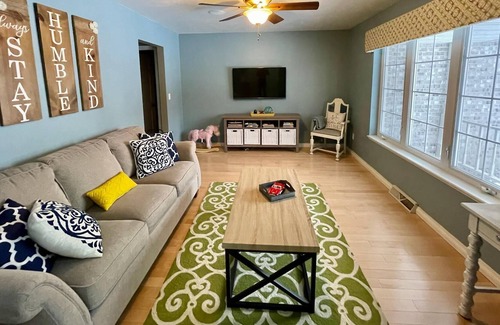 Suamico Casa | Tranquil Woods on Pine Lane