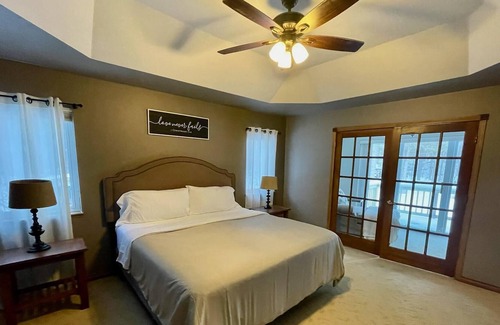 Suamico Casa | Tranquil Woods on Pine Lane