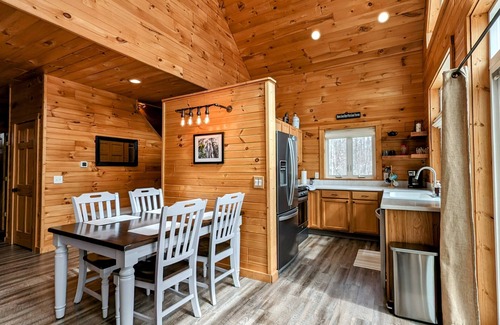 Cedar Chalet De Esquí | Tranquil Woodsy Getaway in Leelanau Peninsula - Golf, Wineries, Hiking, Beaches!