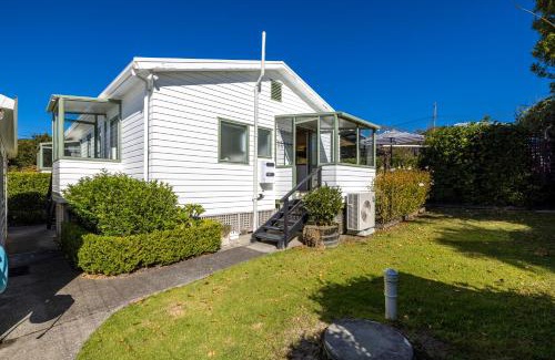 Oneroa Casa | Tranquility Cottage, Oneroa - Be My Guest Waiheke