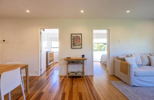 Oneroa Casa | Tranquility Cottage, Oneroa - Be My Guest Waiheke