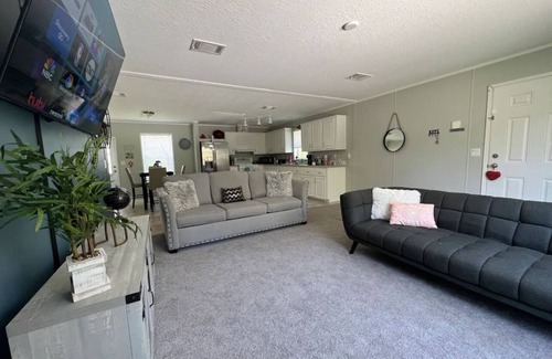 Land O' Lakes Casa | Tranquility house close to airport, beach, mall, park, zoo.