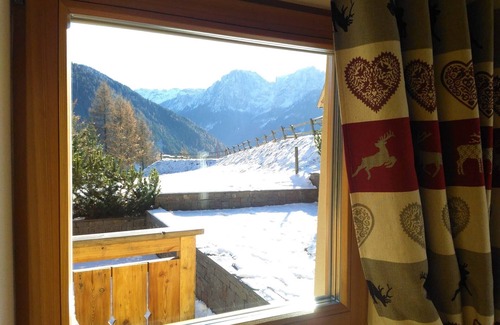 San Giovanni di Fassa Apartamento | Tranquilidad, naturaleza, sol y unas maravillosas vistas a los chalets maravillosos en los Dolomitas