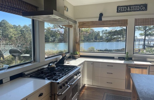 North Casa | Tranquility on the Water! Renovated Modern Farmhouse on Private Cove on N. River