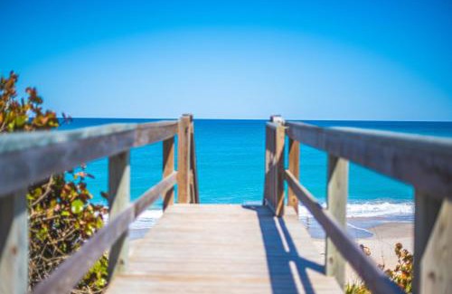 Melbourne Beach Apartamento | Tranquility Pelican Suite - Oceanfront Paradise!