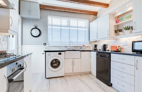 Portrush Cabaña | TRANQUILITY, pet friendly, with open fire in Portrush