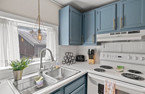 Woodfin Apartamento | Tranquility Suite with Porch! Pet- Friendly!