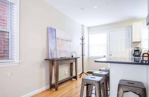 Old Town West Casa | Transit-Friendly Home / Old Town / Parking