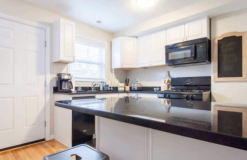 Old Town West Casa | Transit-Friendly Home / Old Town / Parking