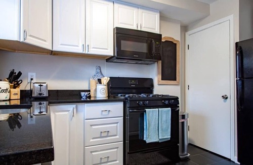Old Town West Casa | Transit-Friendly Home / Old Town / Parking