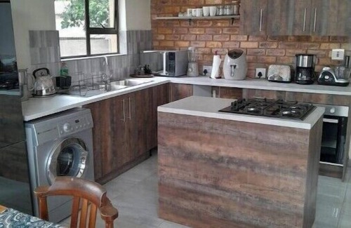 Kempton Park Cabaña | Transit Haven: 2-Bed Retreat