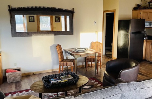 Darby Cabina | Trapper view bench-top bungalow with privacy and lots of space. RV hook-ups!