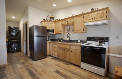 Darby Cabina | Trapper view bench-top bungalow with privacy and lots of space. RV hook-ups!