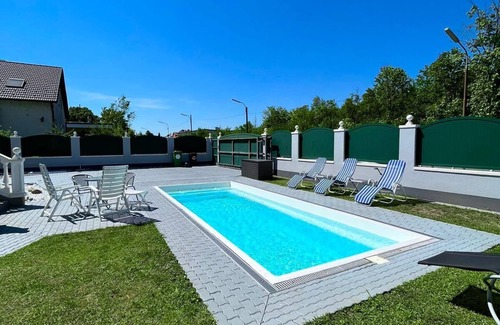 Wittau Apartamento | Traum Apartment mit Pool + Balkon