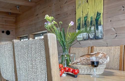 Vogelsang-Warsin Chalet De Esquí | traumHaff Küstenchalets - einzigartige Chalets an der Ostsee. Ganz aus Lärchenholz mit Kamin und Sauna