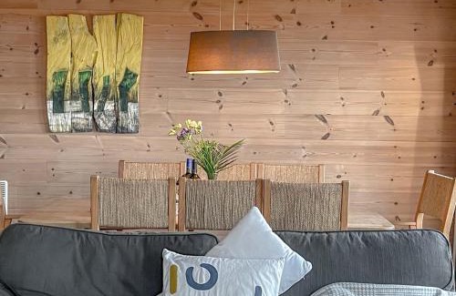 Vogelsang-Warsin Chalet De Esquí | traumHaff Küstenchalets - einzigartige Chalets an der Ostsee. Ganz aus Lärchenholz mit Kamin und Sauna