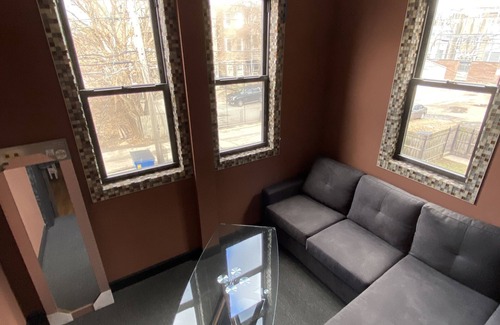 Grand Boulevard Apartamento | Travel Nurse/ Health Professional 3-Bed Apartment