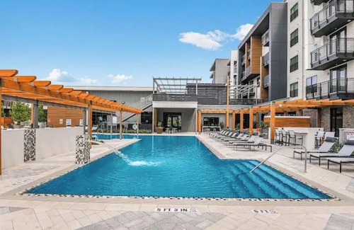 Deerwood Apartamento | Travel Nurse who want to take a break after a long shift. a 1b/1b King Bed