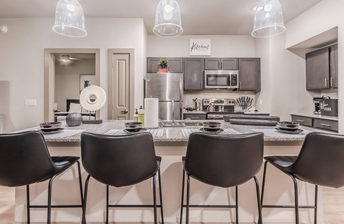Irving Apartamento | Traveler's Paradise Lux Apt w/ Backyard + more!