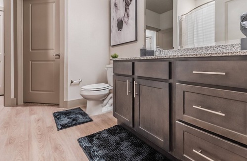 Irving Apartamento | Traveler's Paradise Lux Apt w/ Backyard + more!
