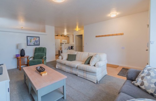 Cedar City Casa | Traveler's Rest 3 Bedroom Home by RedAwning