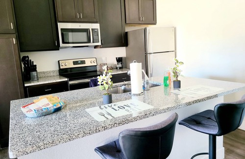 Central West End Apartamento | Traveler's Retreat- King Suite w/ Patio (224)