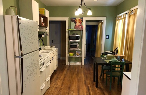Northeast Kansas City Casa | Cottage West: un cálido y acogedor bungalow te espera