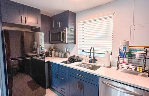 Venice Gardens Casa | Travelers Nook close to Venice Beach!