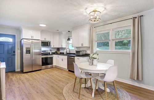 Travelers Rest Cabaña | Travelers Rest Cottage close to downtown and the Swamp Rabbit Trail.