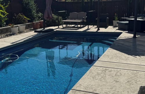 Woodland Casa | Traveling Nurse. Furnished Bedroom with Pool, Cabana, Loft