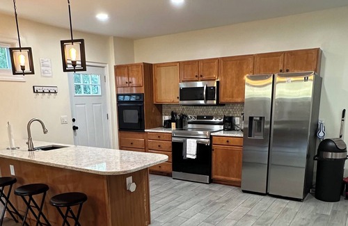 Pittsfield Apartamento | Traveling Nurses! Paradise, 0.2 Miles from BMC - 3 Bedroom