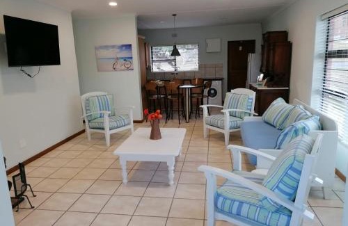 L'Agulhas Casa | Travellers Treat - 8 Sleeper House minutes from the beach!