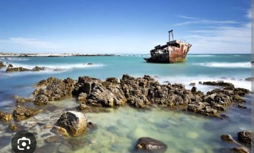 L'Agulhas Casa | Travellers Treat - 8 Sleeper House minutes from the beach!