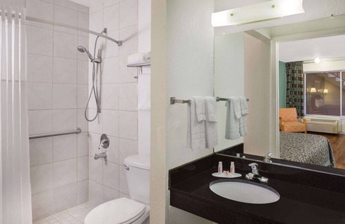 Fort Myers Hotel | Travelodge by Wyndham Fort Myers North