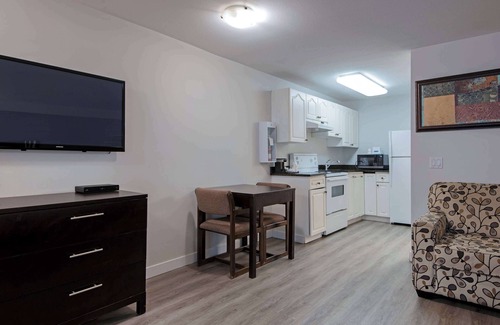 Kamloops Hotel | Travelodge by Wyndham Kamloops Mountview
