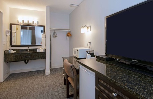 Kamloops Hotel | Travelodge by Wyndham Kamloops Mountview