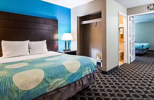 San Antonio Hotel | Travelodge by Wyndham San Antonio Downtown Northeast
