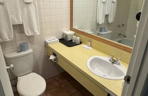 Winnipeg Hotel | Travelodge by Wyndham Winnipeg Airport