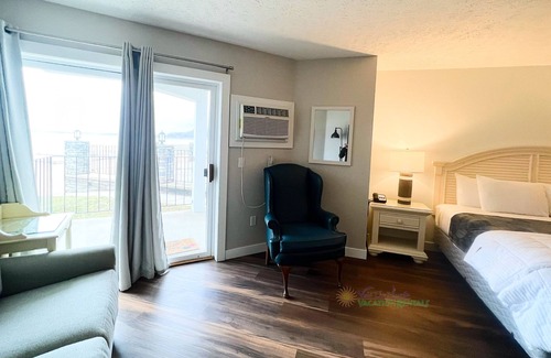 Traverse City Condominio | Traverse City studio condo on Sandy Beach. Ground floor. Outdoor pool. A/C.