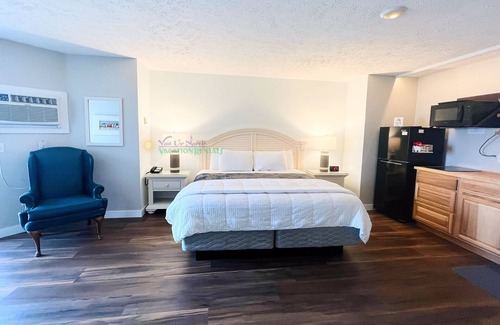 Traverse City Condominio | Traverse City studio condo on Sandy Beach. Ground floor. Outdoor pool. A/C.