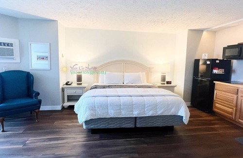 Traverse City Condominio | Traverse City studio condo on Sandy Beach. Ground floor. Outdoor pool. A/C.
