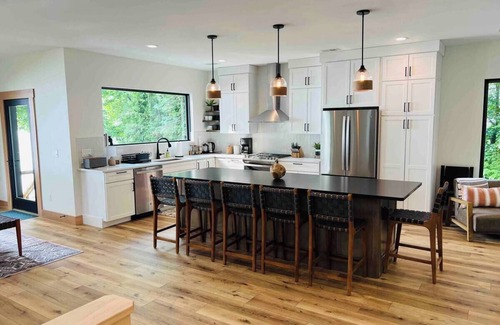 Traverse City Casa | Traverse City Waterfront Modern Escape on West Bay