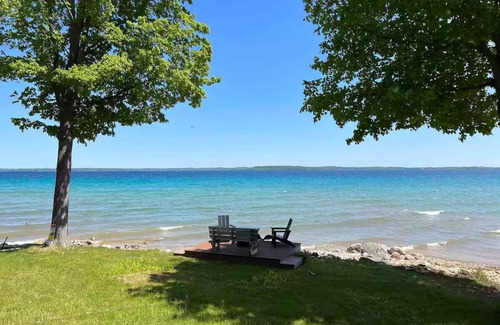 Traverse City Casa | Traverse City Waterfront Modern Escape on West Bay