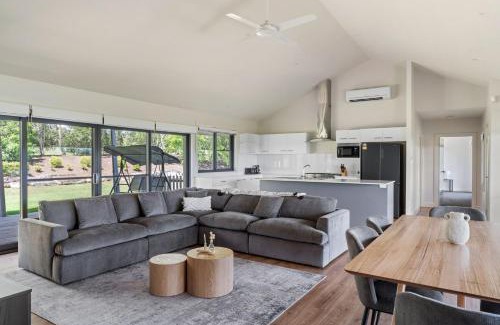 Pokolbin Casa | Travertine Vineyard Retreat - Stay Among the Vines