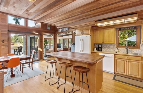Allyn-Grapeview Casa | Treasure Island Beach House w/ Kayaks, Fun, Views, and Hot Tub!