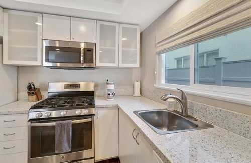 West Newport Condominio | Treasured Bliss * AC * Clean * Steps to Sand * Exclusive Patio